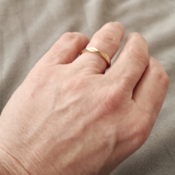 Jewelry - Gold Band Ring!